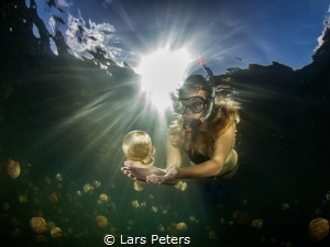 Holding Jelly Fish! by Lars Peters 